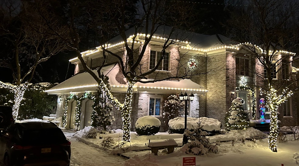 Éclairage Webster holiday lighting installation on a residential home at night